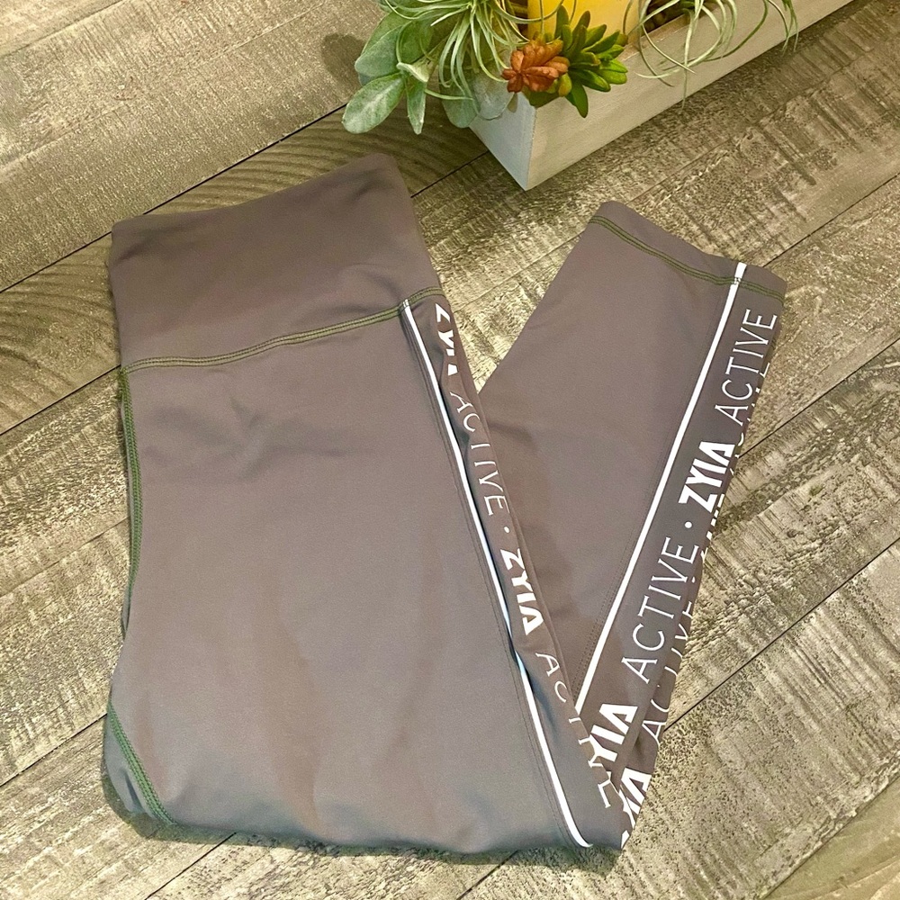 OLIVE LOGO STRIPE LIGHT N TIGHT HI RISE CAPRI LEGGINGS 💚